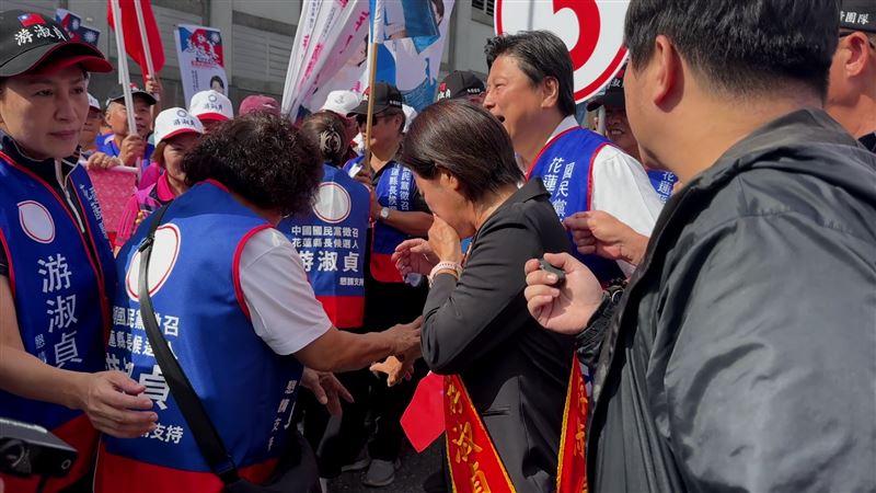 游淑貞低頭找假牙。(圖/翻攝畫面)