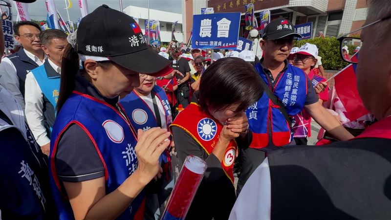 游淑貞裝上假牙離開。(圖/翻攝畫面)
