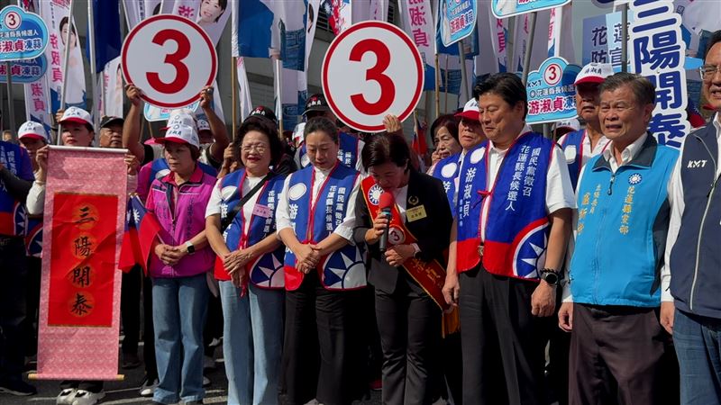 游淑貞低頭查看了地板。(圖/翻攝畫面)