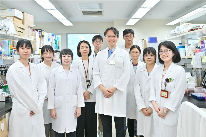 由陽明交大急重症醫學研究所、台北榮總感染管制中心主任林邑璁帶領的團隊,首度在國內2名住院患者身上,發現帶有新型抗藥突變的「肺炎克雷伯氏菌」。(圖/陽明交通大學提供)