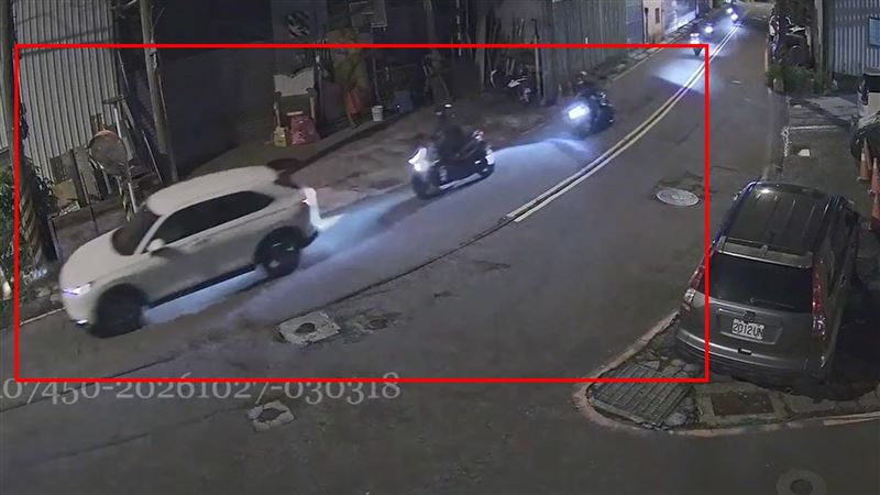 2輛機車追著險肇事的汽車。(圖/翻攝畫面)