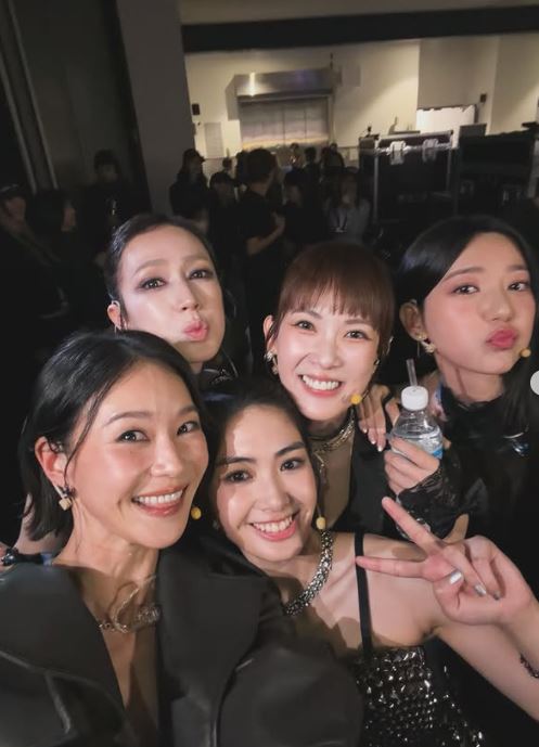 小薰(黃瀞怡)、鍾瑶、郭雪芙、孫可芳與雷嘉汭在金鐘獎組成限定女團演出。(圖/翻攝自IG @aviis_zhong)