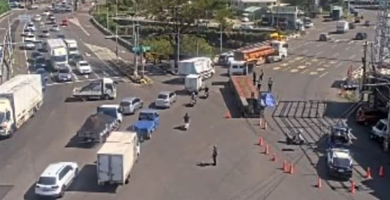彰化市區發生死亡車禍，騎車雙載夫妻遭捲入聯結車底雙亡。（圖／翻攝高速公路1968）