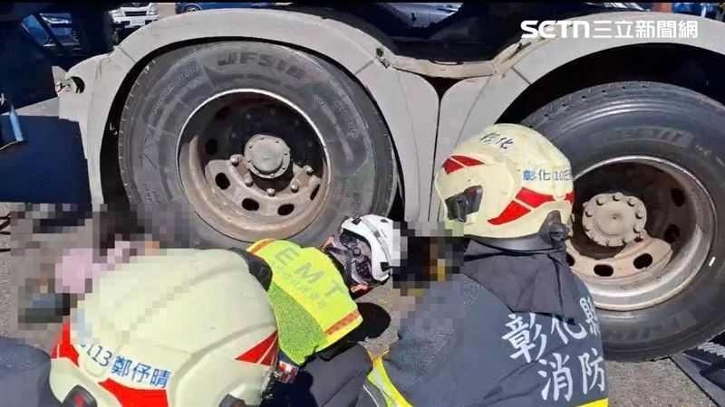 新／聯結車追撞機車捲車底！夫妻慘死輪下