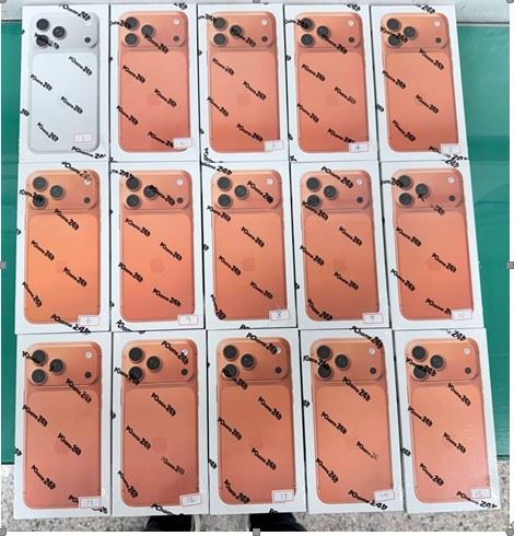 詐騙集團將15支全新未拆封的iPhone 17 Pro Max寄往任女住處，當作洗錢轉運站。（圖／翻攝畫面）