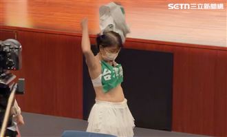 舉牌姊8度參選…又脫了！內衣外露綁布條