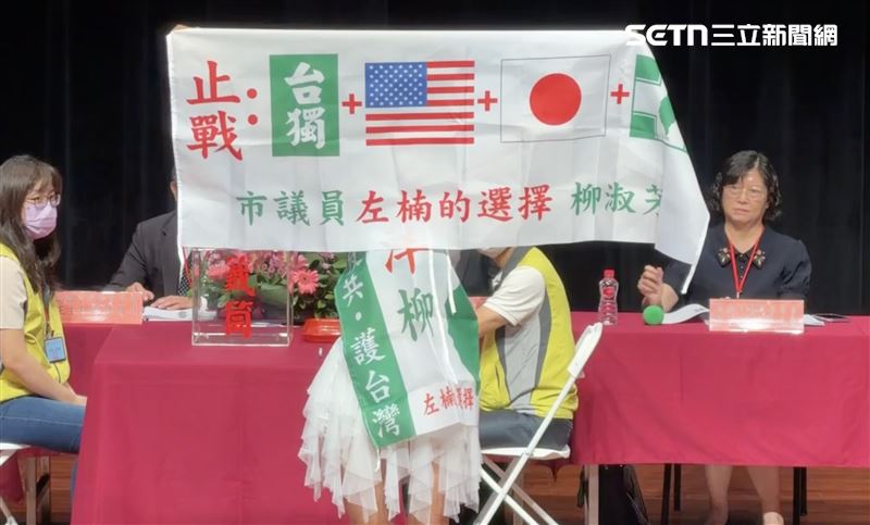 小至日常重要路口、大至大型活動現場，常能看見柳淑芳舉牌宣傳愛台灣理念身影，被封為「舉牌姊」。（圖／翻攝畫面）