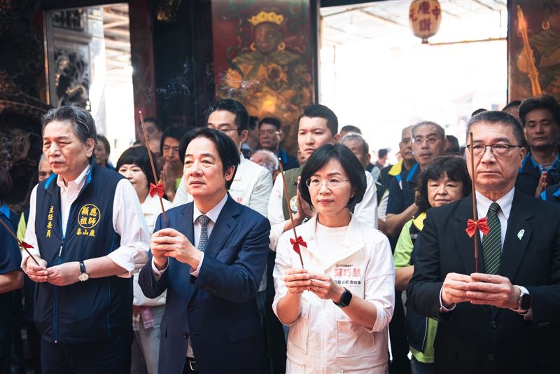 蘇巧慧與賴清德前往先後前往頂泰山巖與下泰山巖參香（圖／蘇巧慧競辦提供）