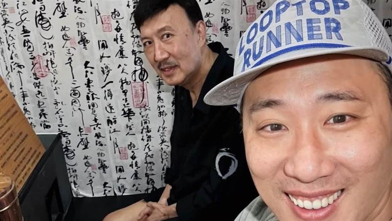 余祥銓帶爸爸爸爸按摩！78歲余天近況曝光