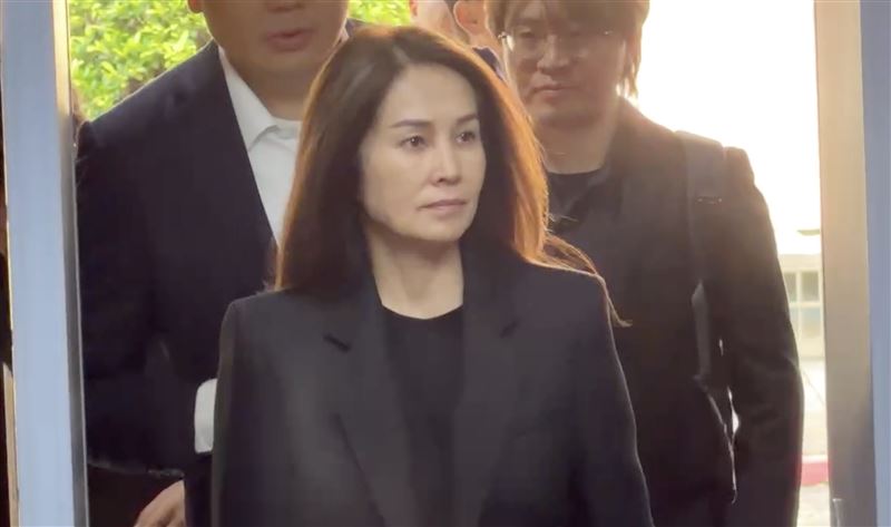 高金素梅起訴後首現身出庭　微笑不語