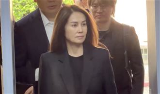 高金素梅起訴後首現身出庭　微笑不語