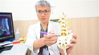 腰痛腳麻以為工作累！竟是脊椎結核併膿瘍