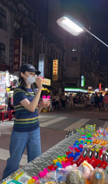 鄭爽近日被直擊低調現身台北寧夏夜市,品嘗小吃並體驗遊戲。(圖/翻攝自IG @456ha.haha)
