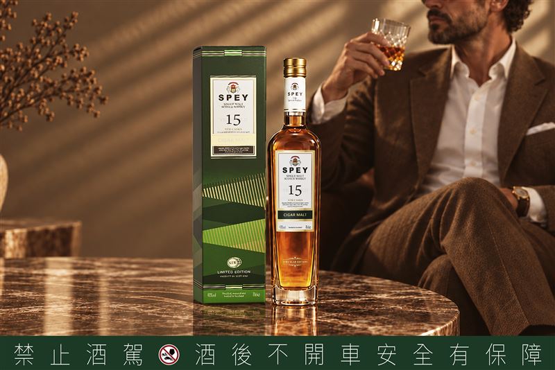 SPEY 15 年「雪茄威士忌」採用 Port STR 桶熟成概念,層層堆疊出焦糖、香草、黑巧克力與菸草氣息,演繹「燃燒」完成的藝術。(圖/品牌業者提供)