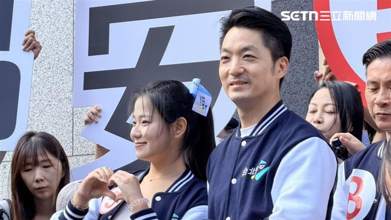 台北市長蔣萬安找來青年代表首投族Yakira幫忙抽籤（圖／記者陳思妤攝影）