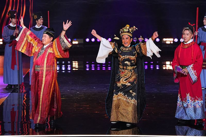 胡瓜(左起)、陳亞蘭、歐漢聲《週末最強大》奪金鐘。(圖/三立提供)