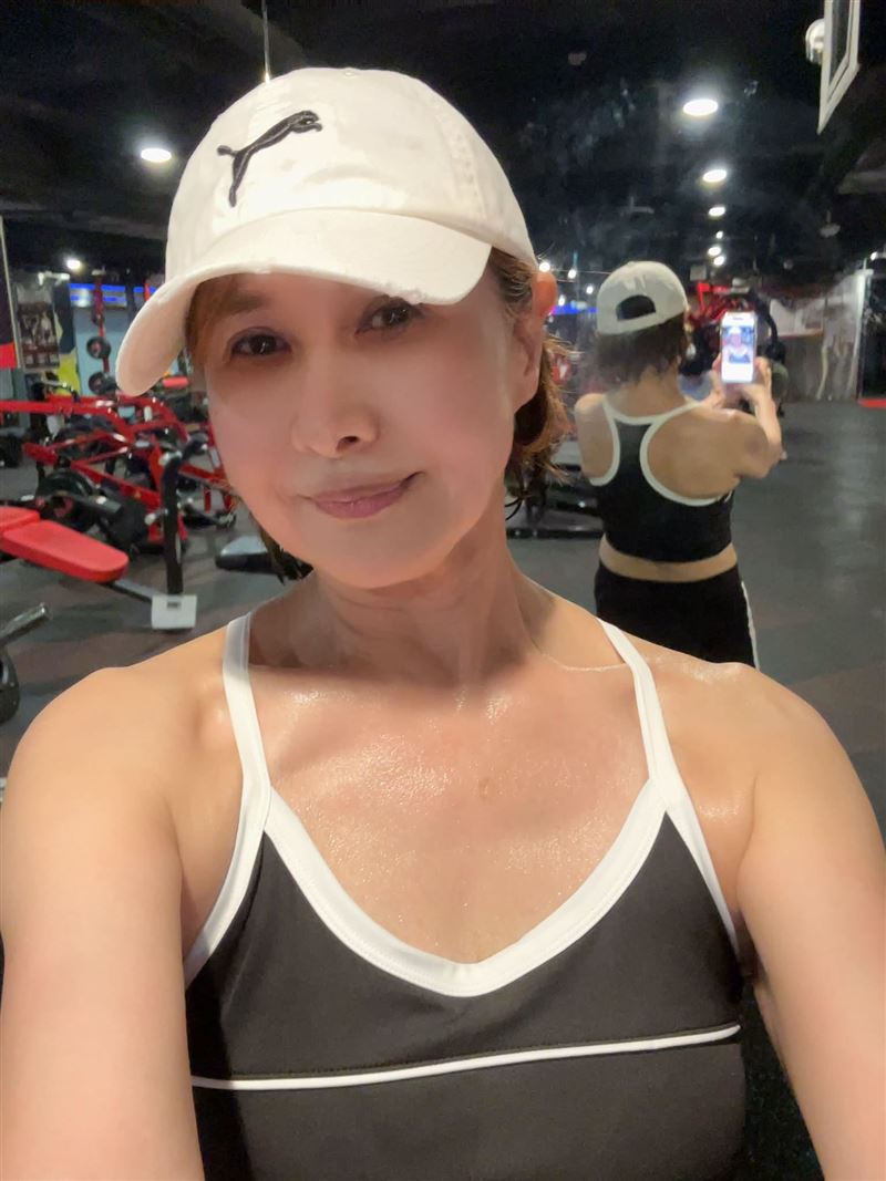 向娃有美魔女封號。（圖／翻攝自向娃臉書）