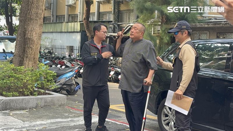 73歲老翁陳鐵城移送北檢複訊時，仍破口大罵司法不公。（圖／記者楊佩琪攝）