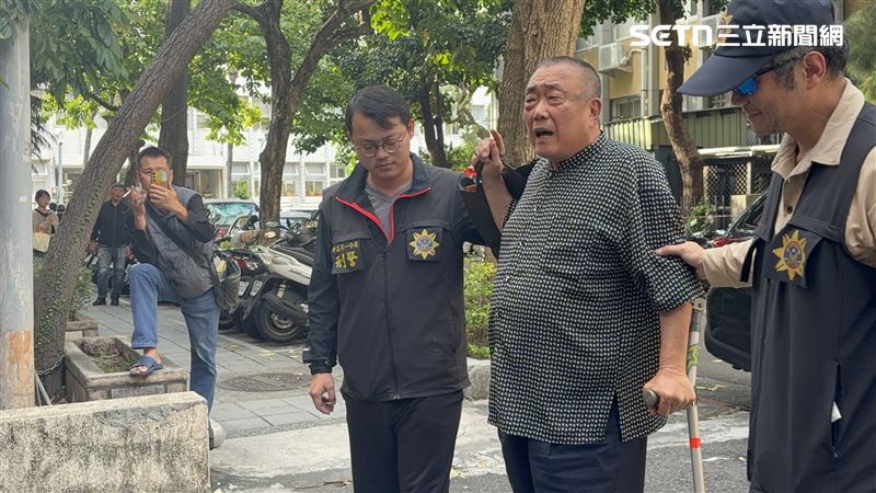 73歲老翁陳鐵城移送北檢複訊時，仍破口大罵司法不公。（圖／記者楊佩琪攝）