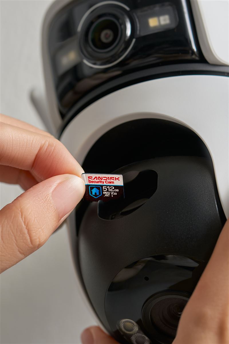 SANDISK Security Cam 監控攝影機記憶卡，取代或搭配雲端儲存運作，即使 Wi-Fi 斷線也能持續錄影。（圖／品牌業者提供）