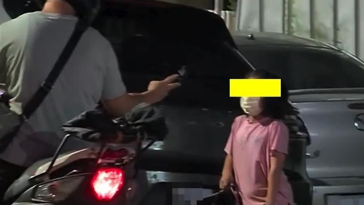 狠父當街咆哮,要求女童回答問題,女童嚇得不斷發抖。(圖/民眾提供)