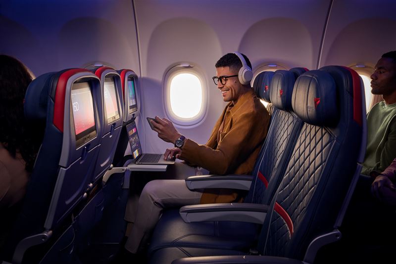 達美航空各艙等的 SkyMiles 會員皆可使用免費機上 Wi-Fi，享受更便利的空中連線體驗。（圖／達美航空提供）