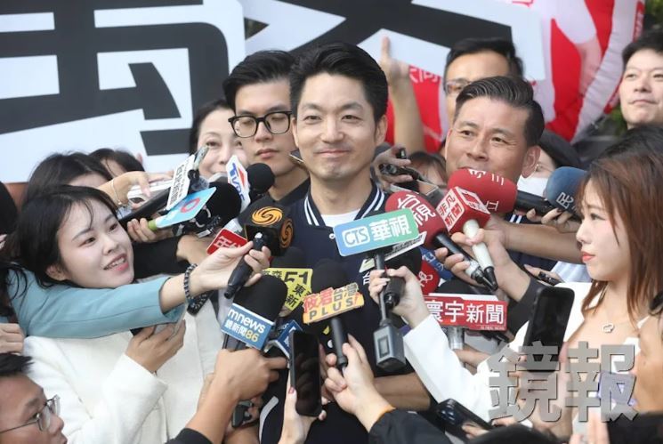 蔣萬安今被問到《颱風大作戰》遊戲的製作方，改口表示「那是團隊做的」。（鏡報林煒凱）