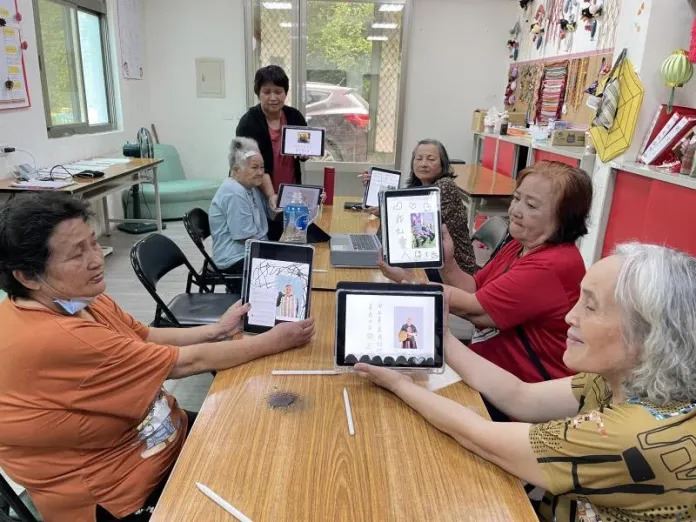 羅浮DOC雷射雕刻應用實作班走進復原民會文健站，引導部落長者操作繪圖APP。圖：教育局提供。（圖／桃園電子報提供）
