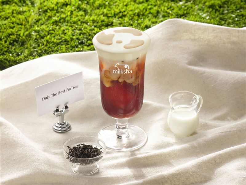 迷客夏人氣再進化！「娜杯糖燻奶霜」奢華登場，鹹甜煙燻乳香交織盧哈娜茶韻。（圖／品牌業者提供）