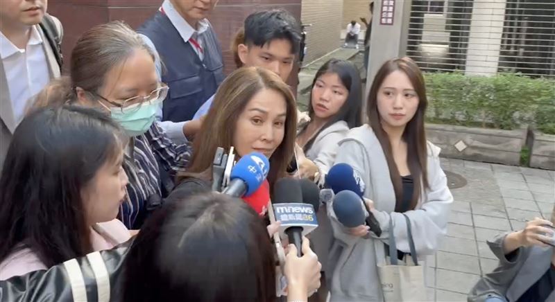 高金素梅受訪時表示遭到抹黑、貼標籤,但她會繼續抬頭挺胸往前走。(圖/翻攝畫面)