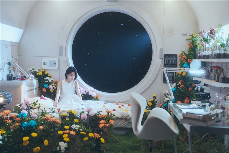 曾沛慈〈牽掛〉MV特別打造充滿花朵的「太空艙」。（圖／華研國際提供）