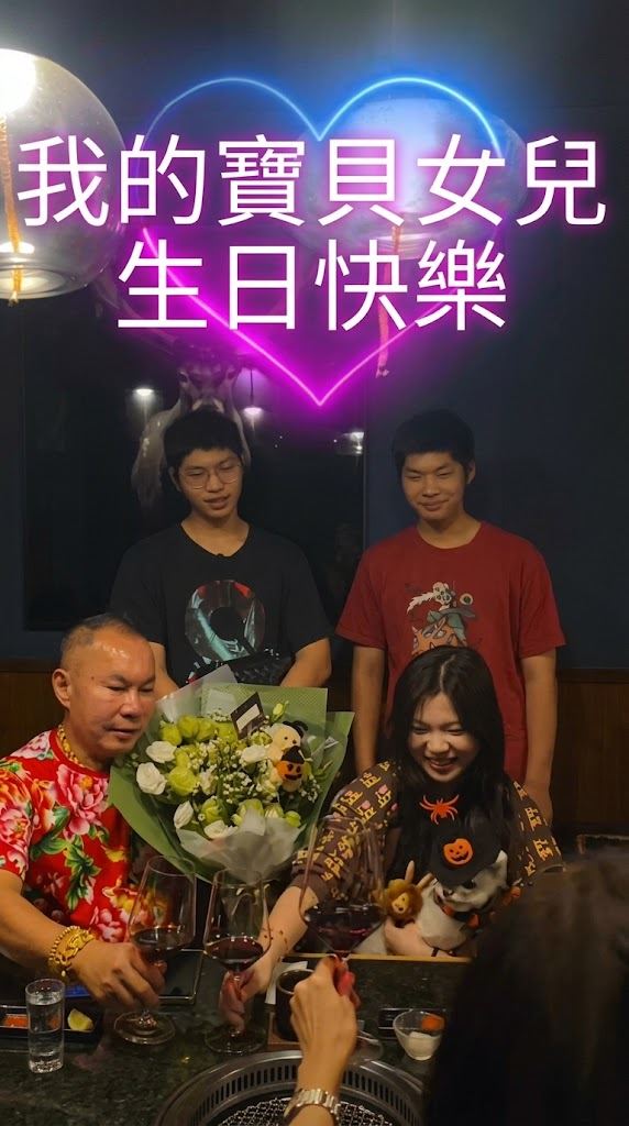 胡漢龑高唱生日快樂歌為寶貝女兒慶祝18歲成年禮,氣氛十分溫馨融洽。(圖/翻攝自啟德機械起重工程-股公司臉書)