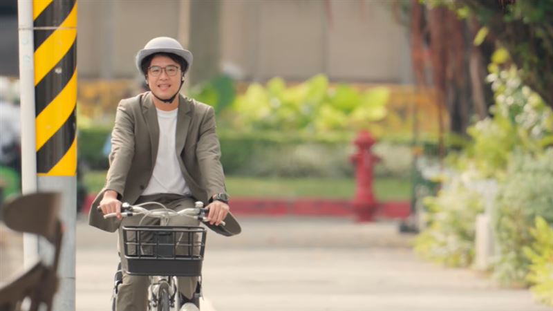 沈伯洋騎著腳踏車,與台北各景觀交融。(圖/翻攝自Youtube@沈伯洋Puma)