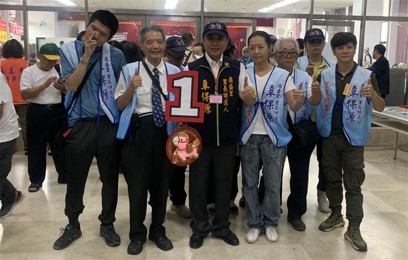 抽中籤王1號!三民區鼎盛里長候選人辜保源高舉Q版馬喊「一馬當先」,誓言翻轉20年沒落街區。(圖/翻攝畫面)