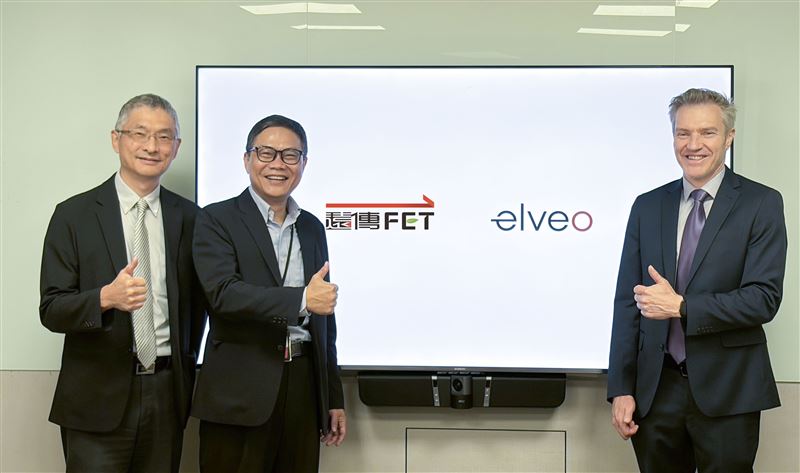 遠傳電信攜手Elveo Mobile拓展手機直連衛星布局。左起：遠傳技術長郭峻杰、個人家庭電信及娛樂服務事業群資深副總朱承恩、Elveo Mobile亞太區副總裁James Alderdice。（圖／品牌業者提供）