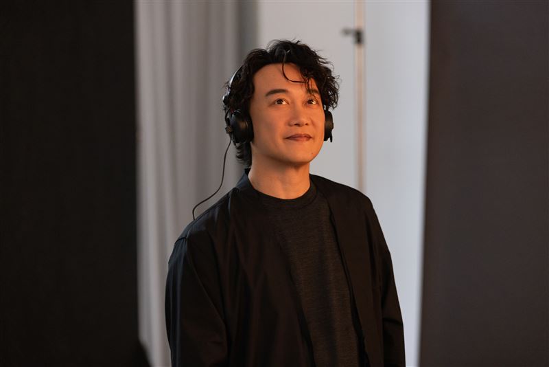 陳奕迅將錄音室搬上舞台，重新錄製30年來的經典作品。（圖／EAS Music Limited提供）