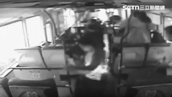公車內突然有乘客的衣服起火燃燒