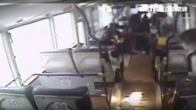 獨／婦搭公車突自燃成火球　急脫褲逃命