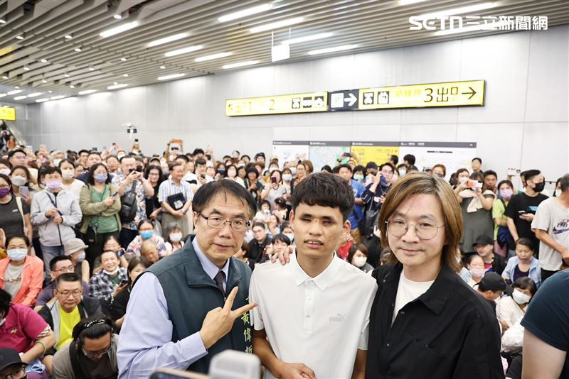 台南市長黃偉哲今（27）日傍晚前往台南車站，與現場民眾一起聆聽知名音樂人林隆璇及曾獲總統教育獎的視障音樂人陳俊豪，帶來四手聯彈演出。黃偉哲表示，非常高興看到台南車站公共鋼琴能吸引眾多音樂愛好者前來交流，他也呼籲民眾欣賞演出時，留意旅客進出及通行動線，讓音樂交流與車站交通運作相互兼顧。（圖／翻攝畫面）