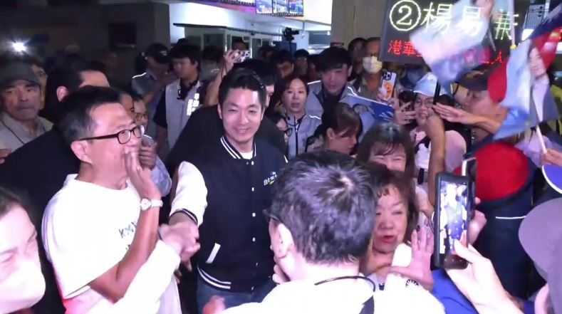 台北市長蔣萬安今（27）日晚間在前往內湖737夜市掃街拜，獲得藍營支持著的熱情包圍。（圖／翻攝畫面）
