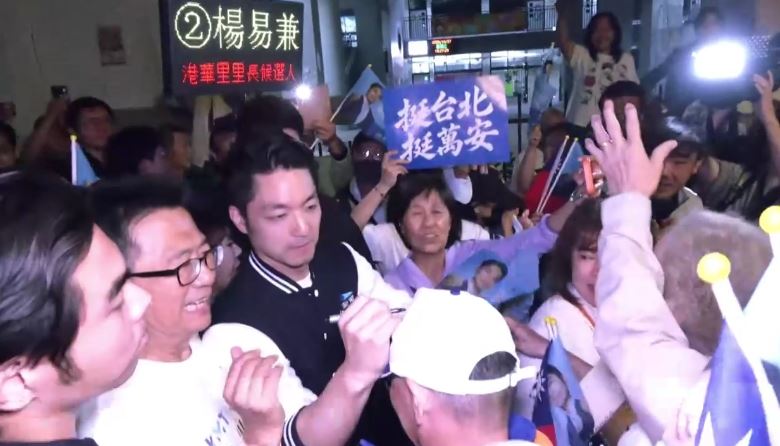 蔣萬安赴內湖737夜市掃街　獲支持者包圍