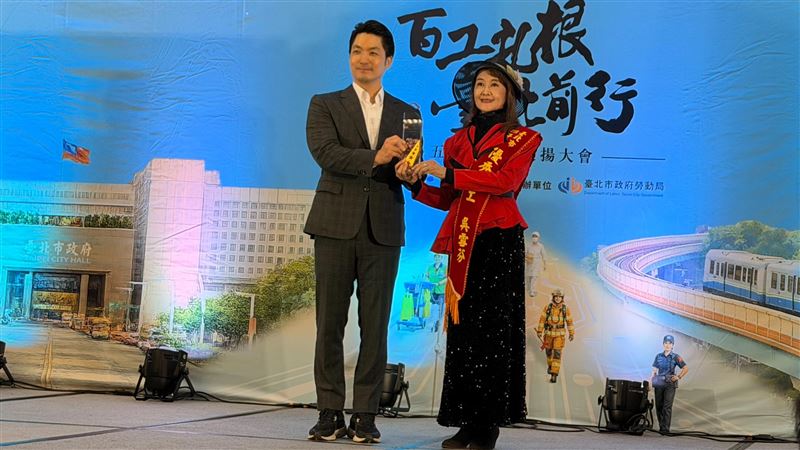 吳雪芬(右)讚蔣萬安英俊。(圖/本人提供)