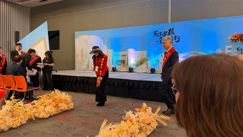 吳雪芬接受表揚。(圖/本人提供)