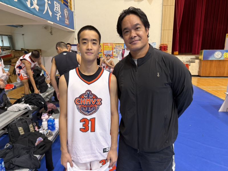 林晉頡HBL首秀上場 14 分鐘，全場抓下 5 個籃板，並送出助攻與抄截各 1 次，展現全面的球感與拚勁。（圖／高中體總提供）