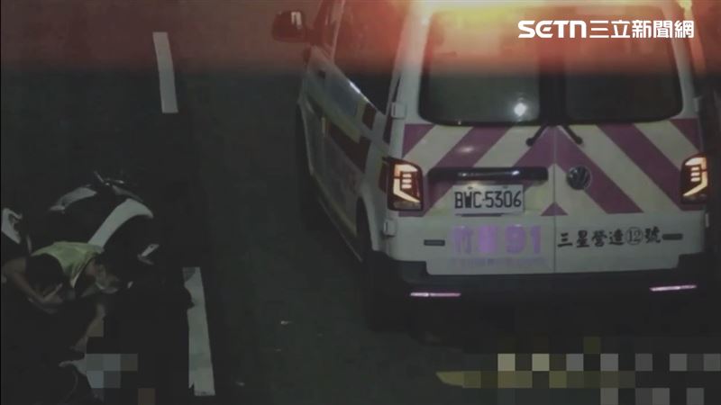 事故當下,雙方都倒地,1人命危,1人開放性骨折,2人都送醫。(圖/翻攝畫面)