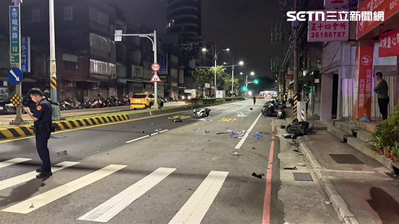 雙方碰撞倒地,現場一片凌亂。(圖/翻攝畫面)