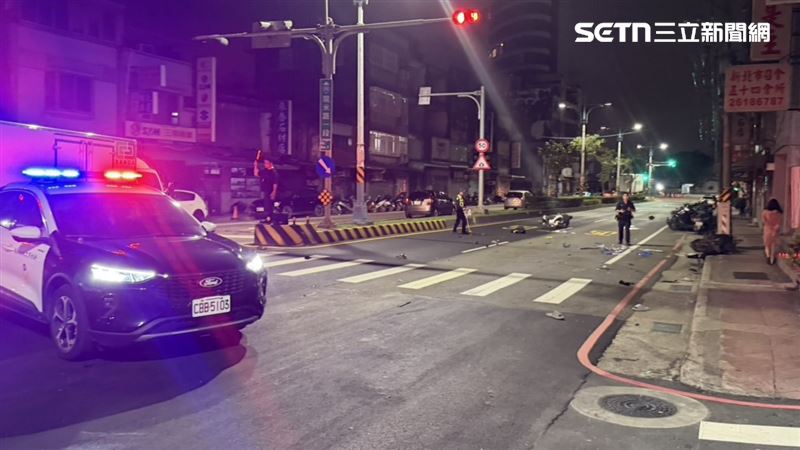 新北市八里區龍形五街與龍米路一段路口昨晚(27日)發生嚴重車禍。(圖/翻攝畫面)