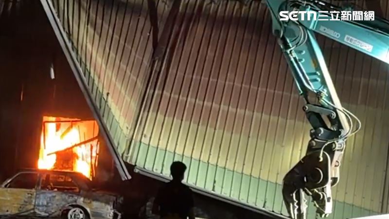 火勢一發不可收拾,鐵皮倉庫內四周都有火焰竄出,廠房甚至還被燒到塌陷。(圖/翻攝畫面)