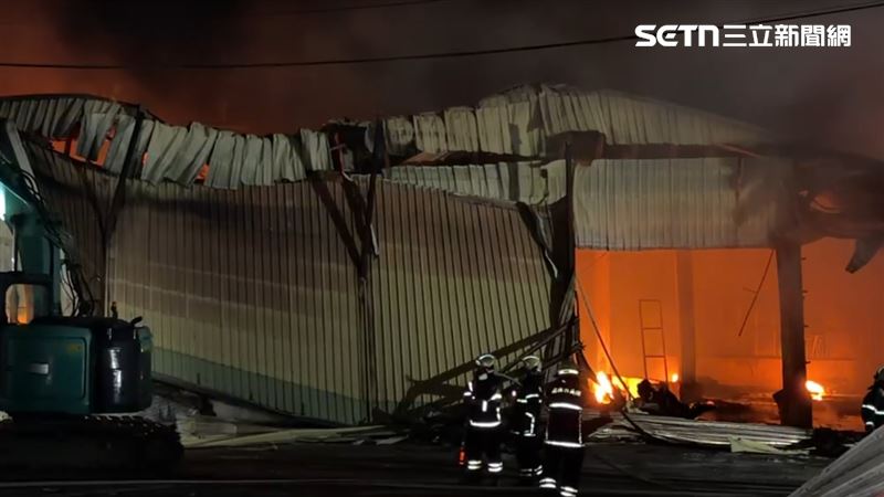 高雄市路竹區成功路一家跨國成衣大廠的倉庫,昨晚(27日)發生嚴重火警。(圖/翻攝畫面)