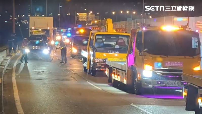 台北市萬華區環河快速道路今天(28日)凌晨發生嚴重事故。(圖/翻攝畫面)